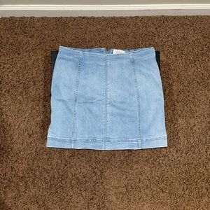 Round about size 10. Zipper works great.